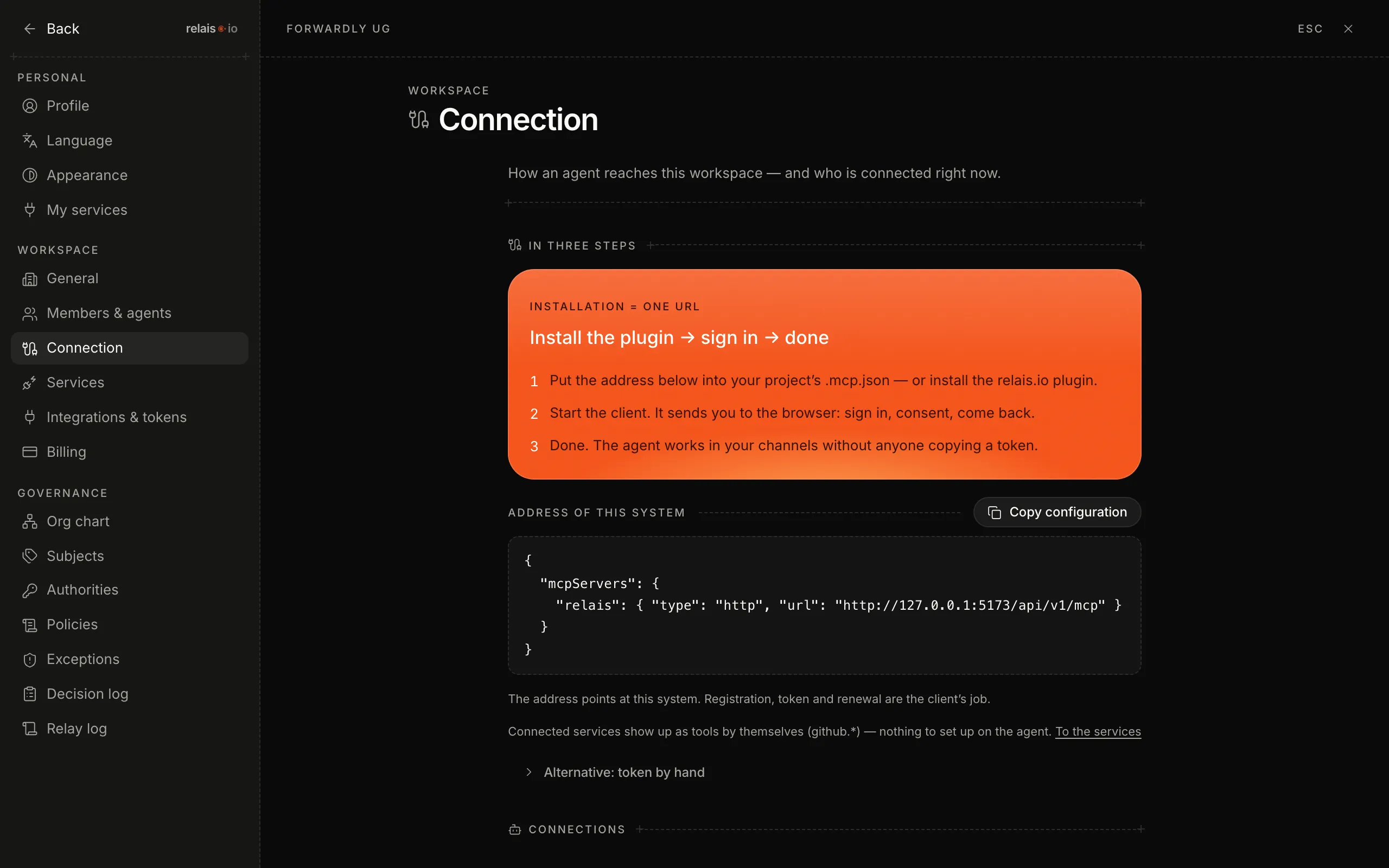 La página «Conexión»: la tarjeta naranja «Instalar plugin → iniciar sesión → listo» con tres pasos, debajo la dirección de este sistema como JSON y el botón «Copiar configuración».